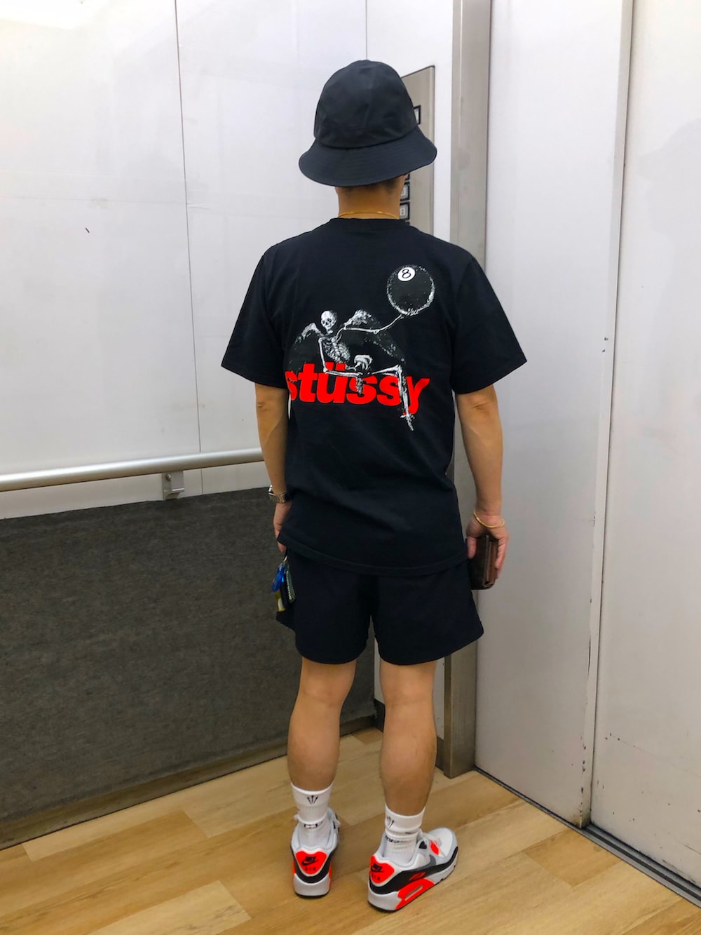 ホワイト系のスニーカー、ブラック系のその他パンツ、ブラック系のTシャツ/カットソーを着用したメンズの夏コーディネートの2枚目の写真