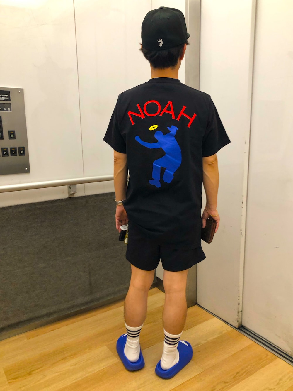 ブルー系のサンダル、ブラック系のその他パンツ、ブラック系のTシャツ/カットソーを着用したメンズの夏コーディネートの2枚目の写真