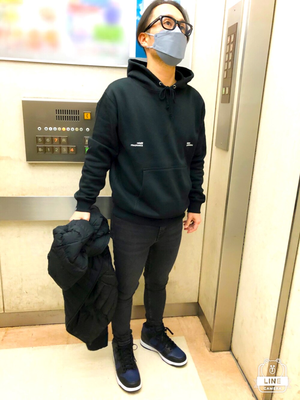 「低身長、NIKE、ダンク、fragmentdesign、ノースフェイス、ノーカラージャケット、ザノースフェイス、ブラック、ダウンジャケット、スキニーデニム」｜「retaw×fragmentsのアイテム（パーカー、ブラック系）」を使った、Ryot@さん（メンズ・163cm）の冬コーディネートの2枚目の写真