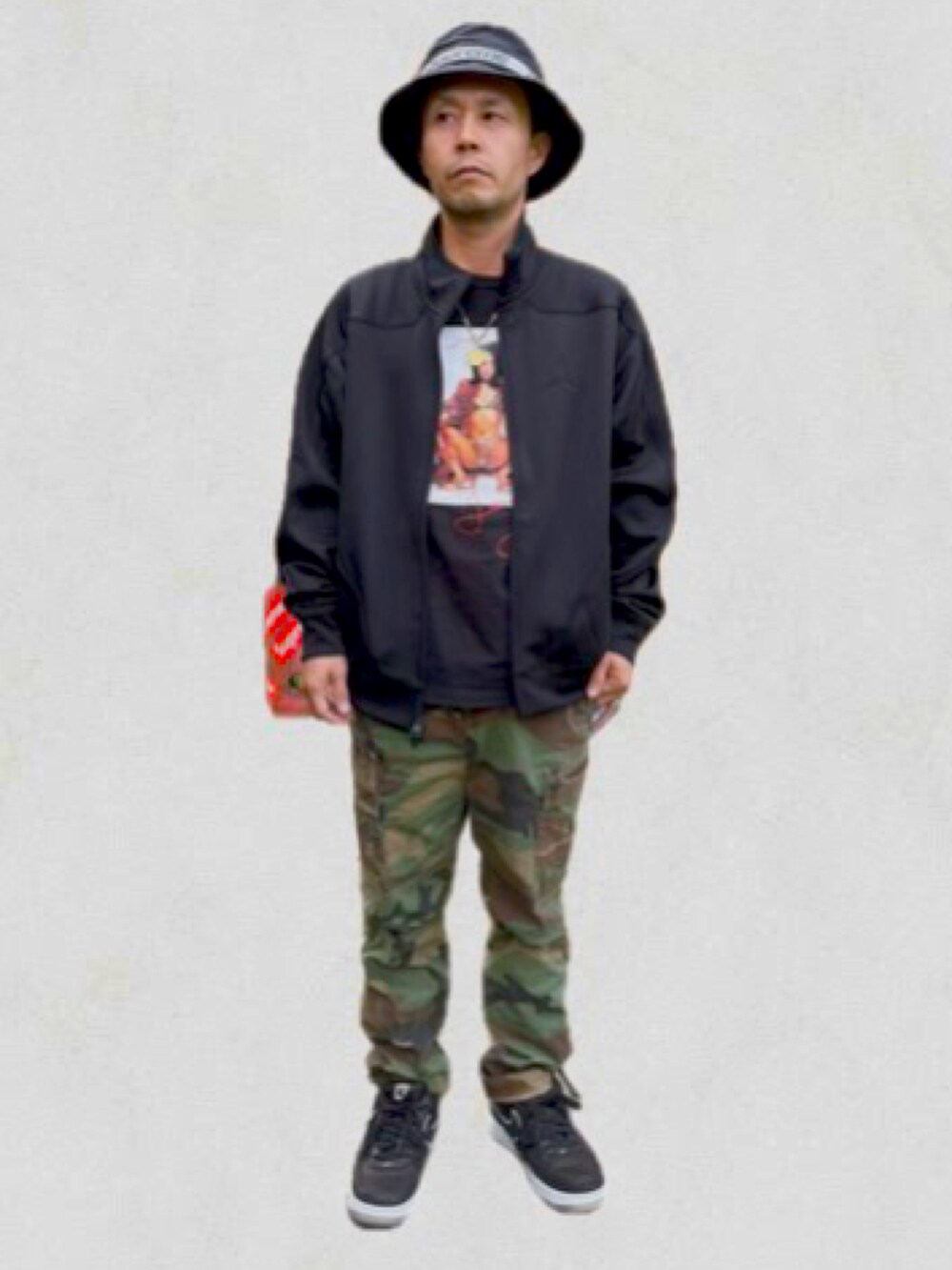 ブラック系のスニーカー、グリーン系のその他パンツ、ブラック系のジャケット/アウターを着用したメンズの秋コーディネートの2枚目の写真