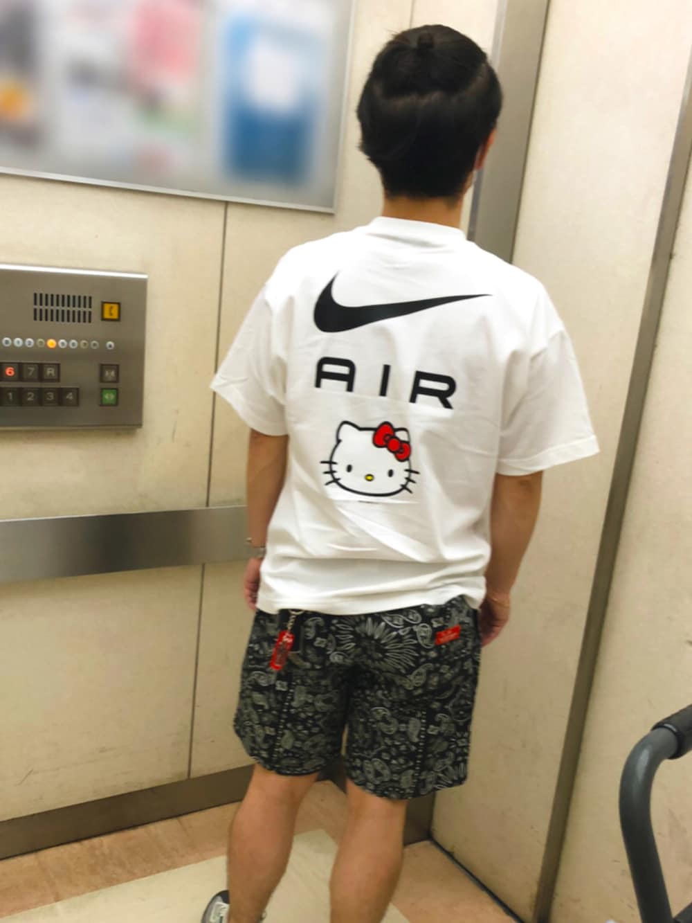 その他のスニーカー、ブラック系のその他パンツ、ホワイト系のTシャツ/カットソーを着用したメンズの春コーディネートの2枚目の写真