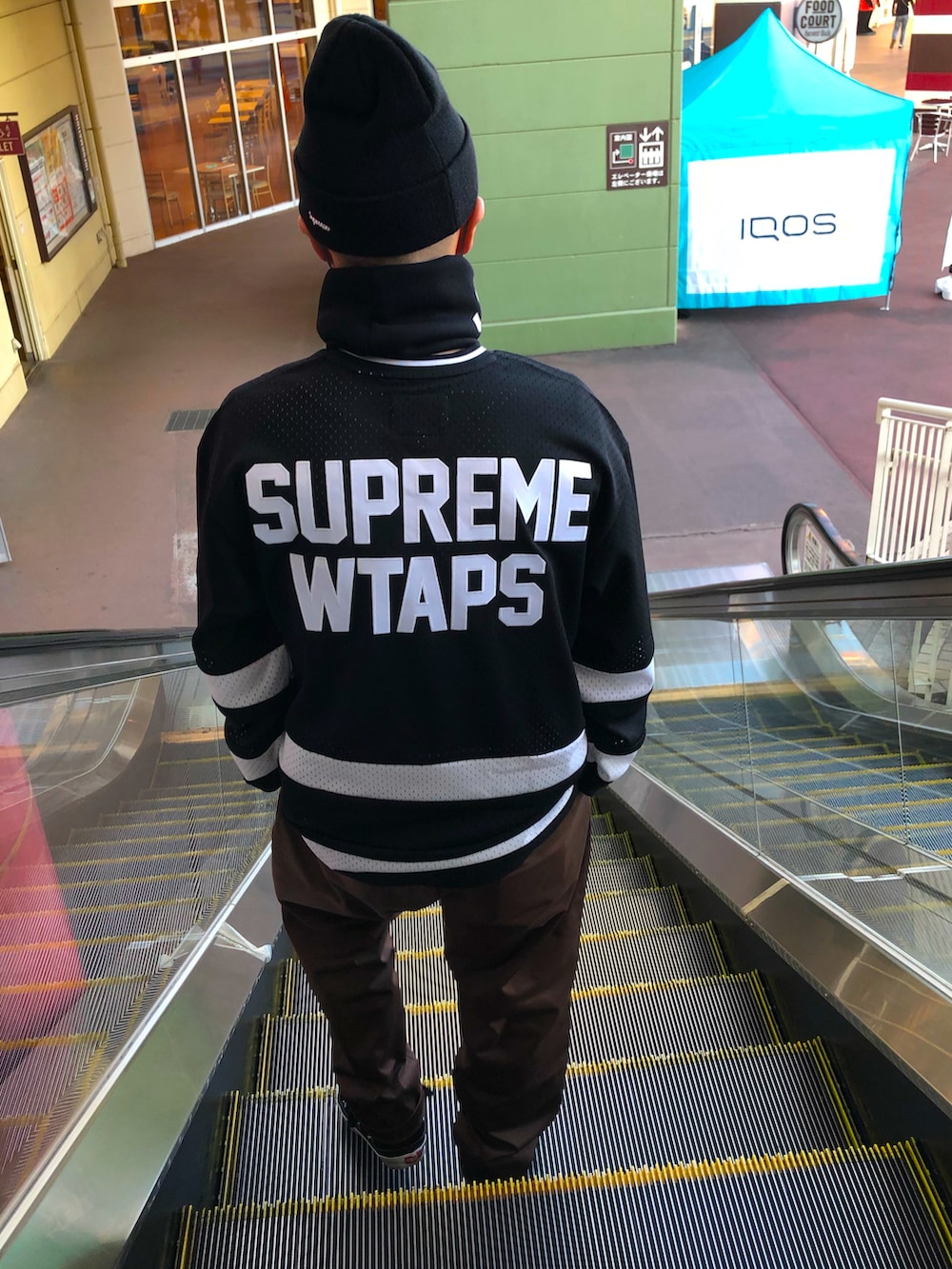 ブラウン系のその他パンツ、ブラック系のスニーカー、ブラック系のジャージを着用したメンズの冬コーディネートの2枚目の写真