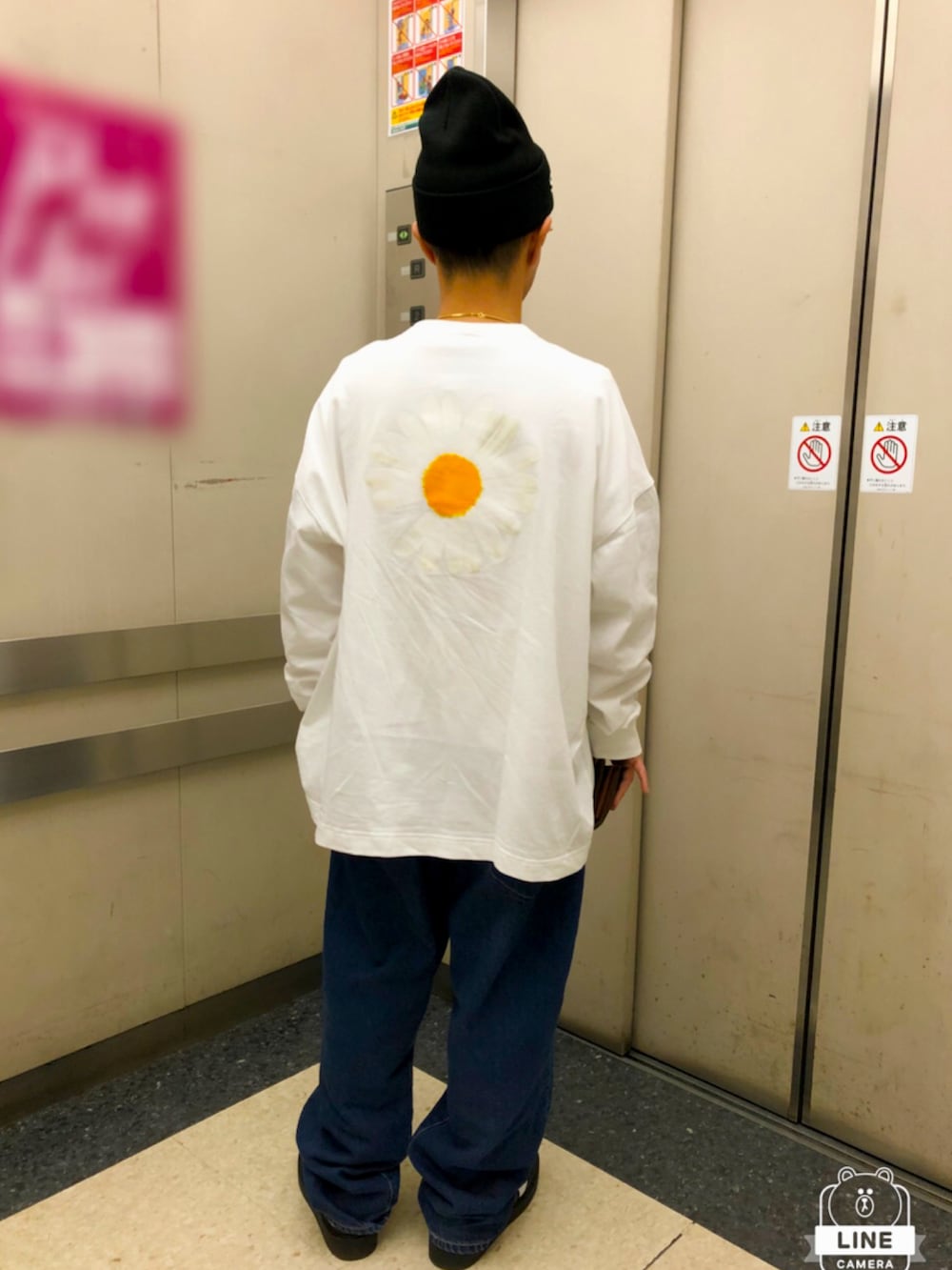 ホワイト系のTシャツ/カットソー、ブルー系のデニムパンツ、ホワイト系のスニーカーを着用したメンズの秋コーディネートの2枚目の写真