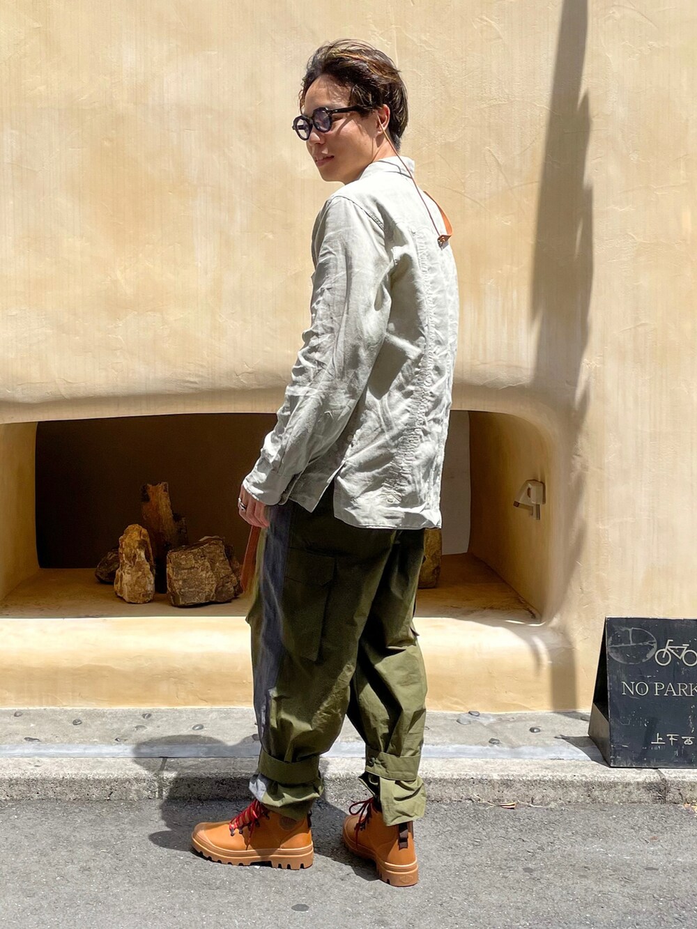 「リラックススタイル、シャツスタイル、古着MIX、リネン、カーゴパンツ、リネンシャツ、ブーツ」｜「VINTAGEのアイテム（シャツ/ブラウス、グレー系）」を使った、げんきさん（メンズ・173cm）の夏コーディネートの2枚目の写真
