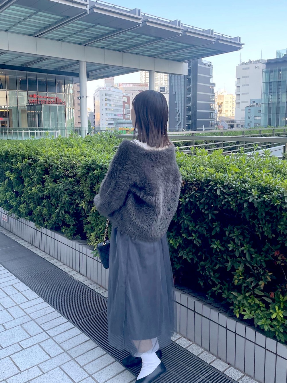 グレー系のカーディガン/ボレロ、ブラック系のショルダーバッグを着用したレディースの秋コーディネートの4枚目の写真