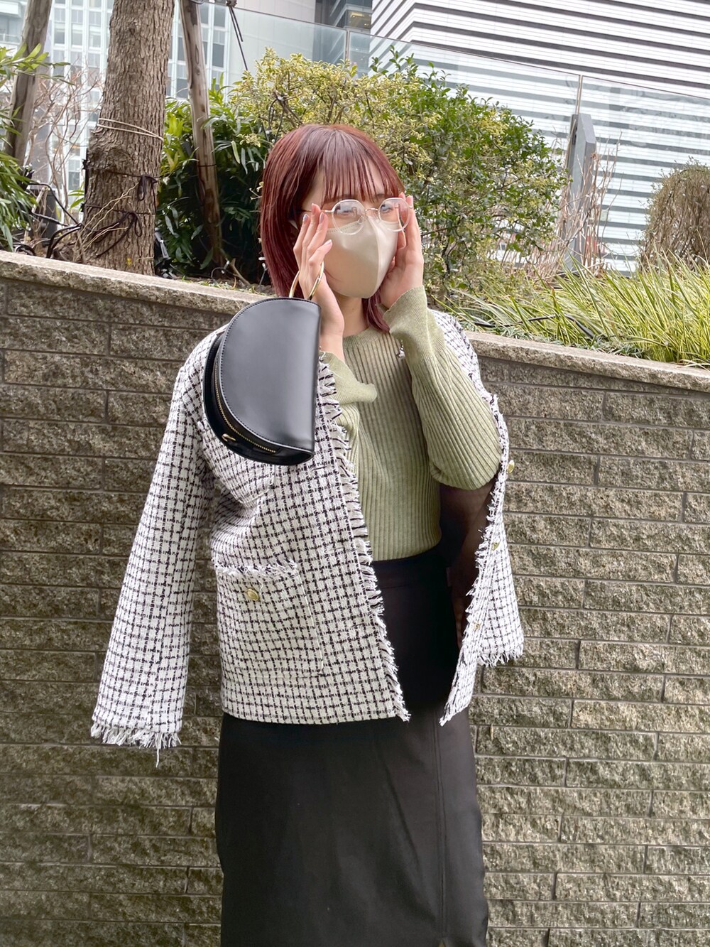 グリーン系のニット/セーター、その他のノーカラージャケット、ブラック系のハンドバッグを着用したレディースの冬コーディネートの2枚目の写真