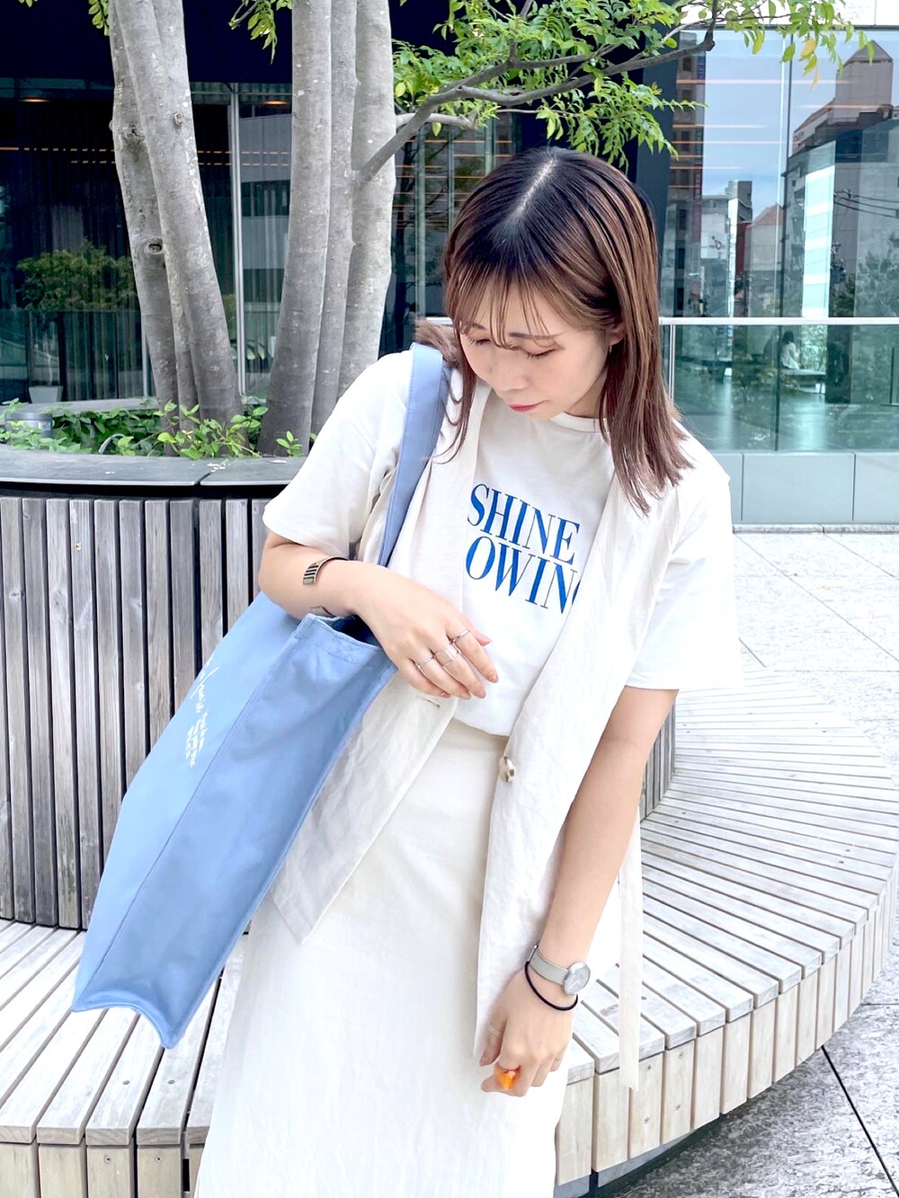 ホワイト系のその他シューズ、イエロー系のショルダーバッグ、ホワイト系のその他アウターを着用したレディースの夏コーディネートの3枚目の写真