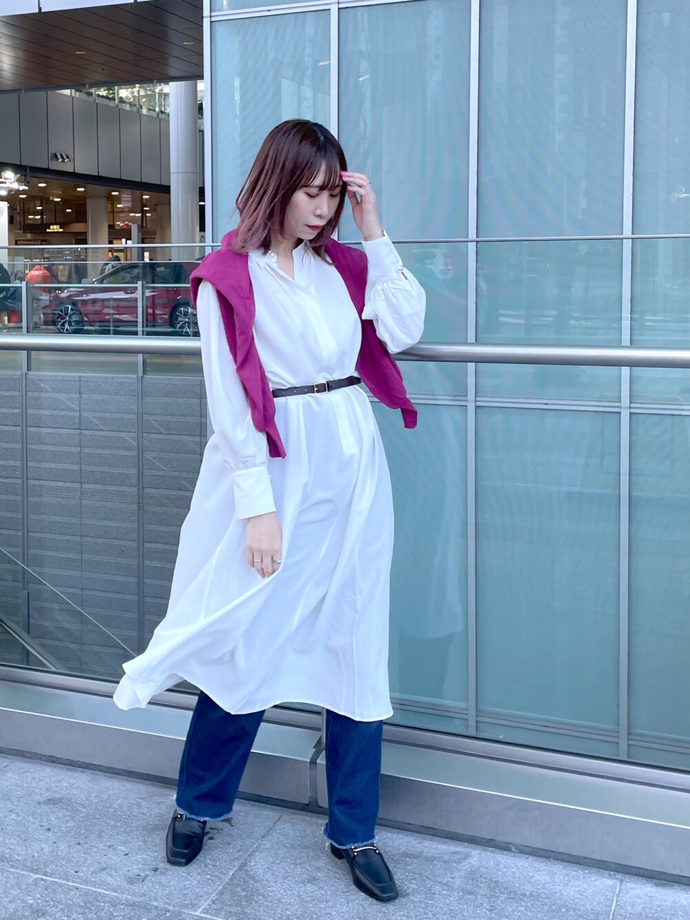 ホワイト系のワンピース、ブラック系のローファーを着用したレディースの春コーディネートの2枚目の写真