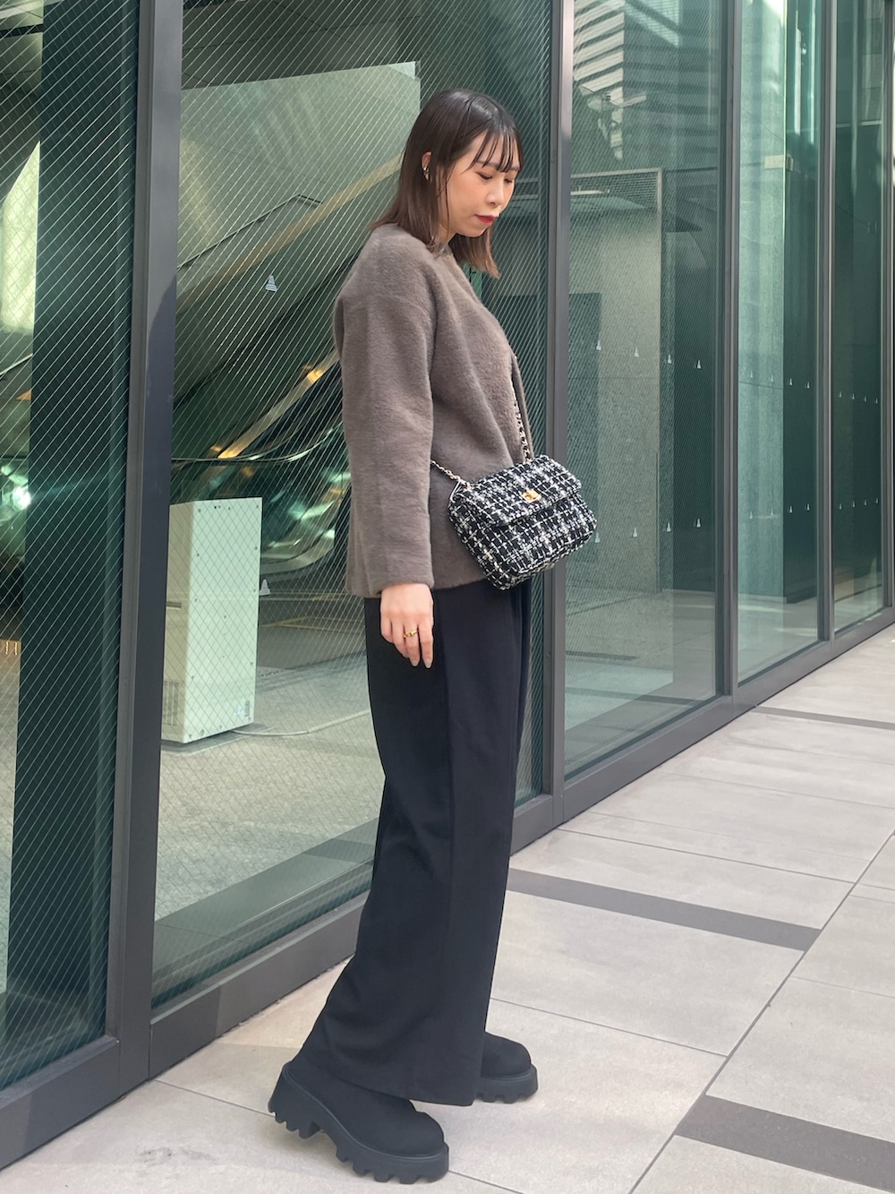 グレー系のカーディガン/ボレロ、ブラック系のその他パンツを着用したレディースの秋コーディネートの3枚目の写真