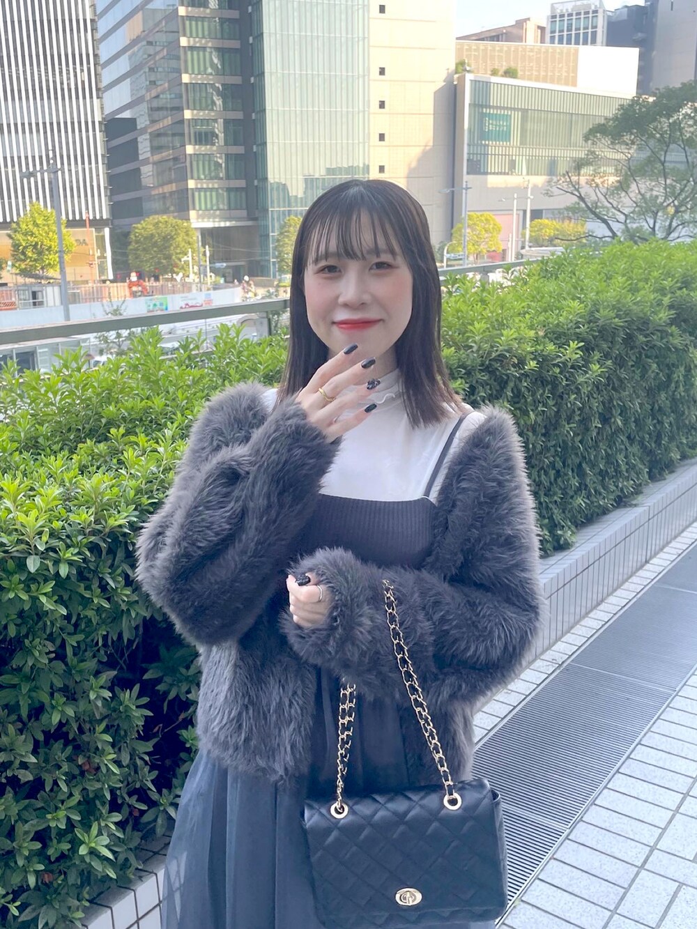 グレー系のカーディガン/ボレロ、ブラック系のショルダーバッグを着用したレディースの秋コーディネートの3枚目の写真