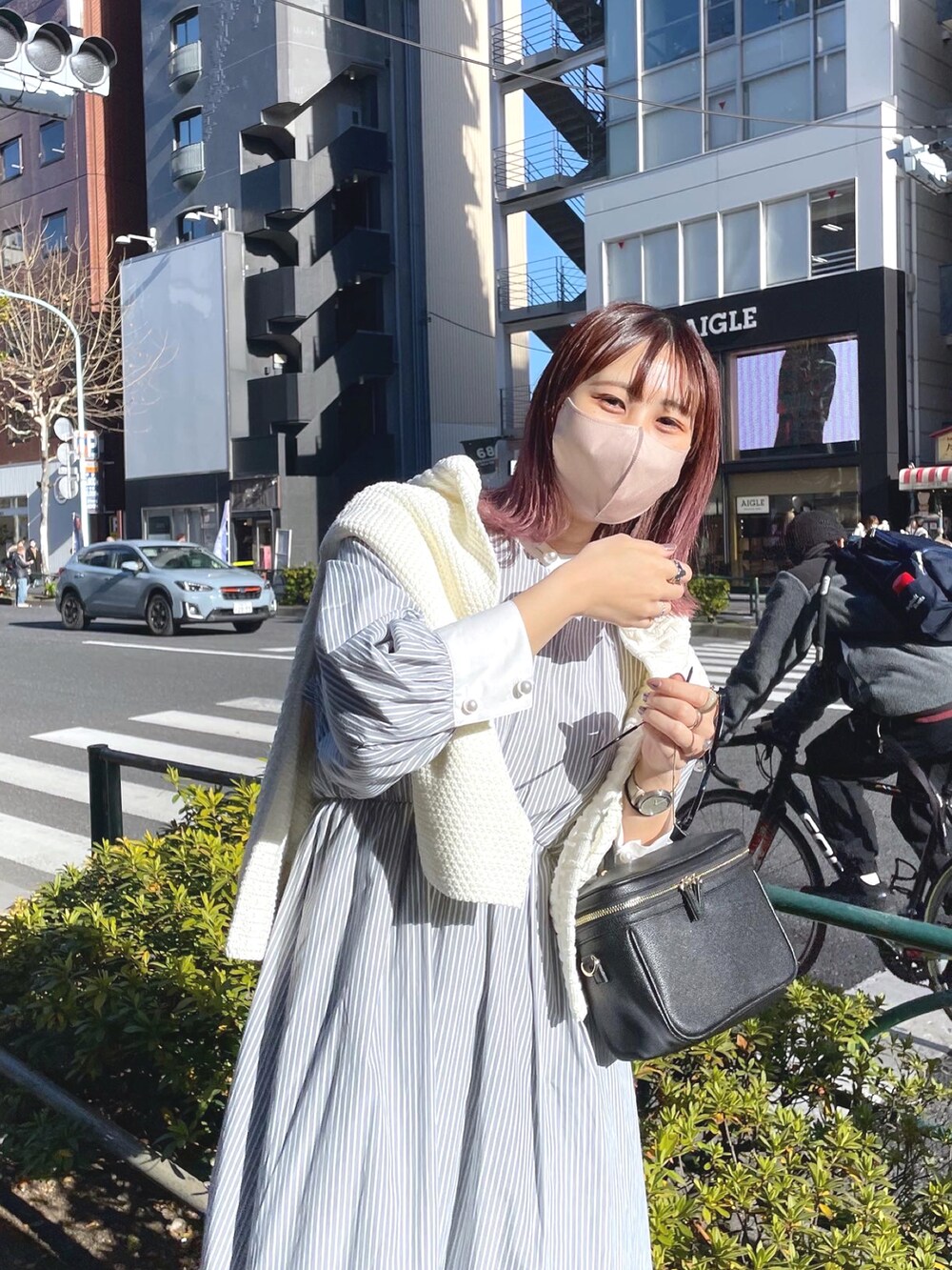 その他のワンピース、ホワイト系のカーディガン/ボレロ、ブラック系のショルダーバッグを着用したレディースの冬コーディネートの2枚目の写真