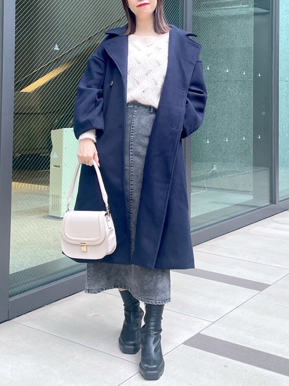 ブルー系のその他アウター、グレー系のスカート、ホワイト系のニット/セーターを着用したレディースの秋コーディネートの2枚目の写真