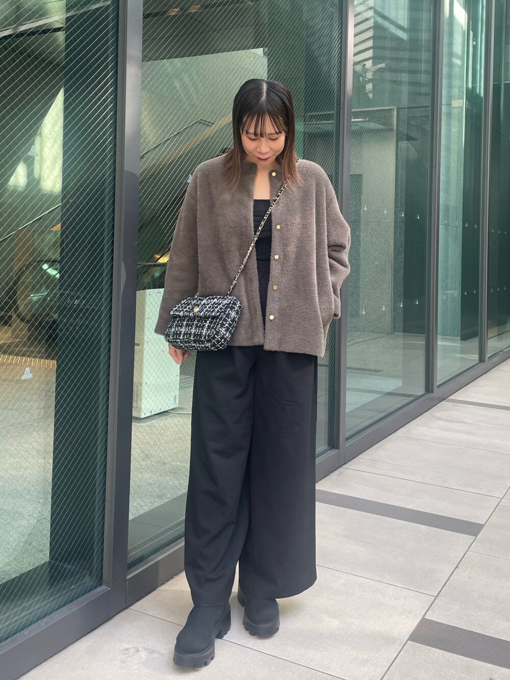 グレー系のカーディガン/ボレロ、ブラック系のその他パンツを着用したレディースの秋コーディネートの2枚目の写真