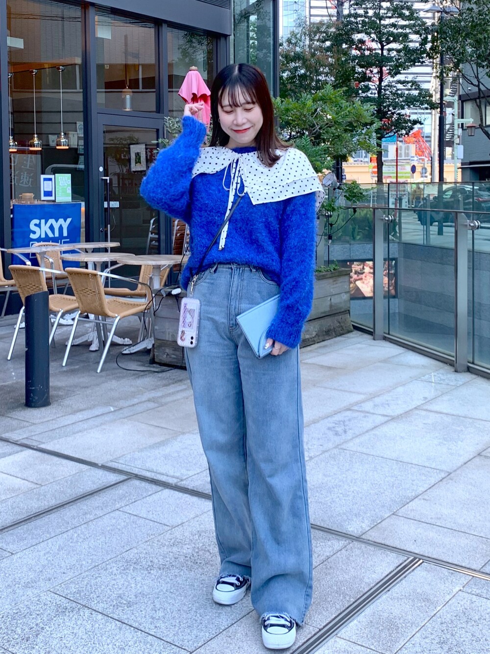 ブルー系のデニムパンツ、その他のシャツ/ブラウス、ブラック系のスニーカーを着用したレディースの冬コーディネートの2枚目の写真