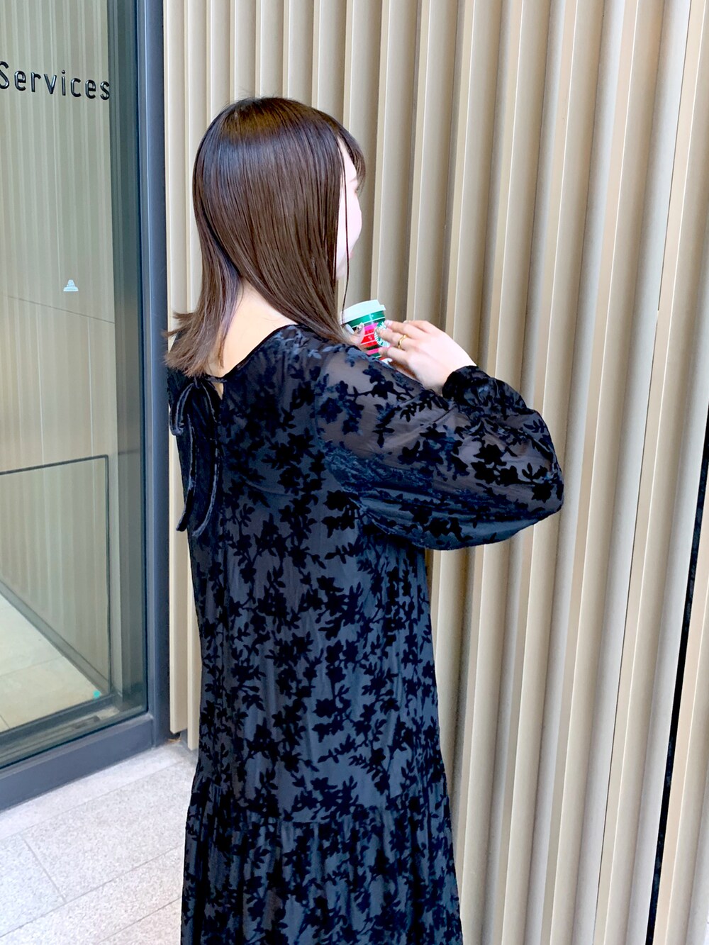 ブラック系のドレスを着用したレディースの冬コーディネートの3枚目の写真