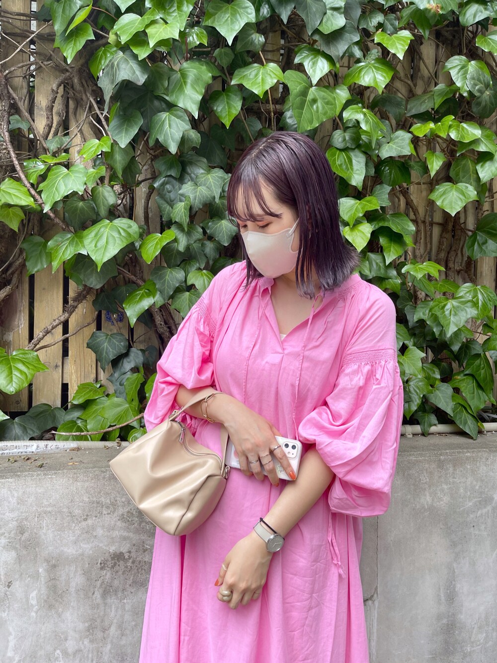 ホワイト系のその他シューズ、ベージュ系のショルダーバッグ、ピンク系のワンピースを着用したレディースの夏コーディネートの2枚目の写真