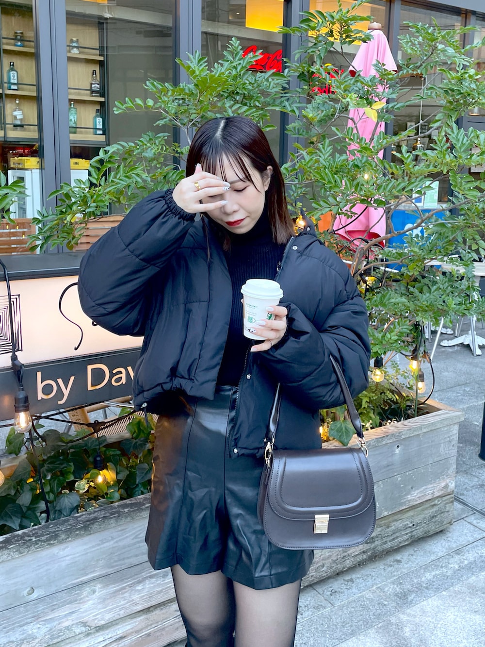 ブラック系のダウンジャケット/コートを着用したレディースの秋コーディネートの2枚目の写真