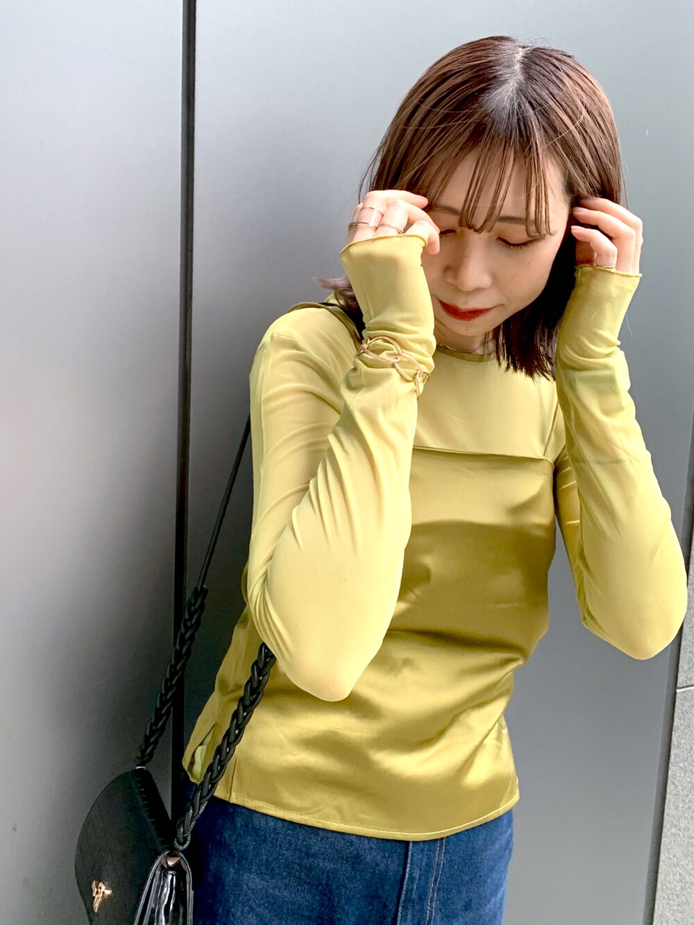 ブルー系のデニムパンツ、シルバー系のその他シューズ、グリーン系のアンサンブルを着用したレディースの夏コーディネートの2枚目の写真