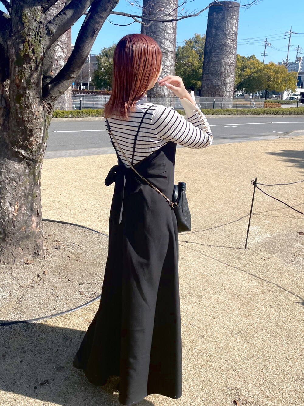 ブラック系のワンピース、その他のニット/セーターを着用したレディースの冬コーディネートの2枚目の写真