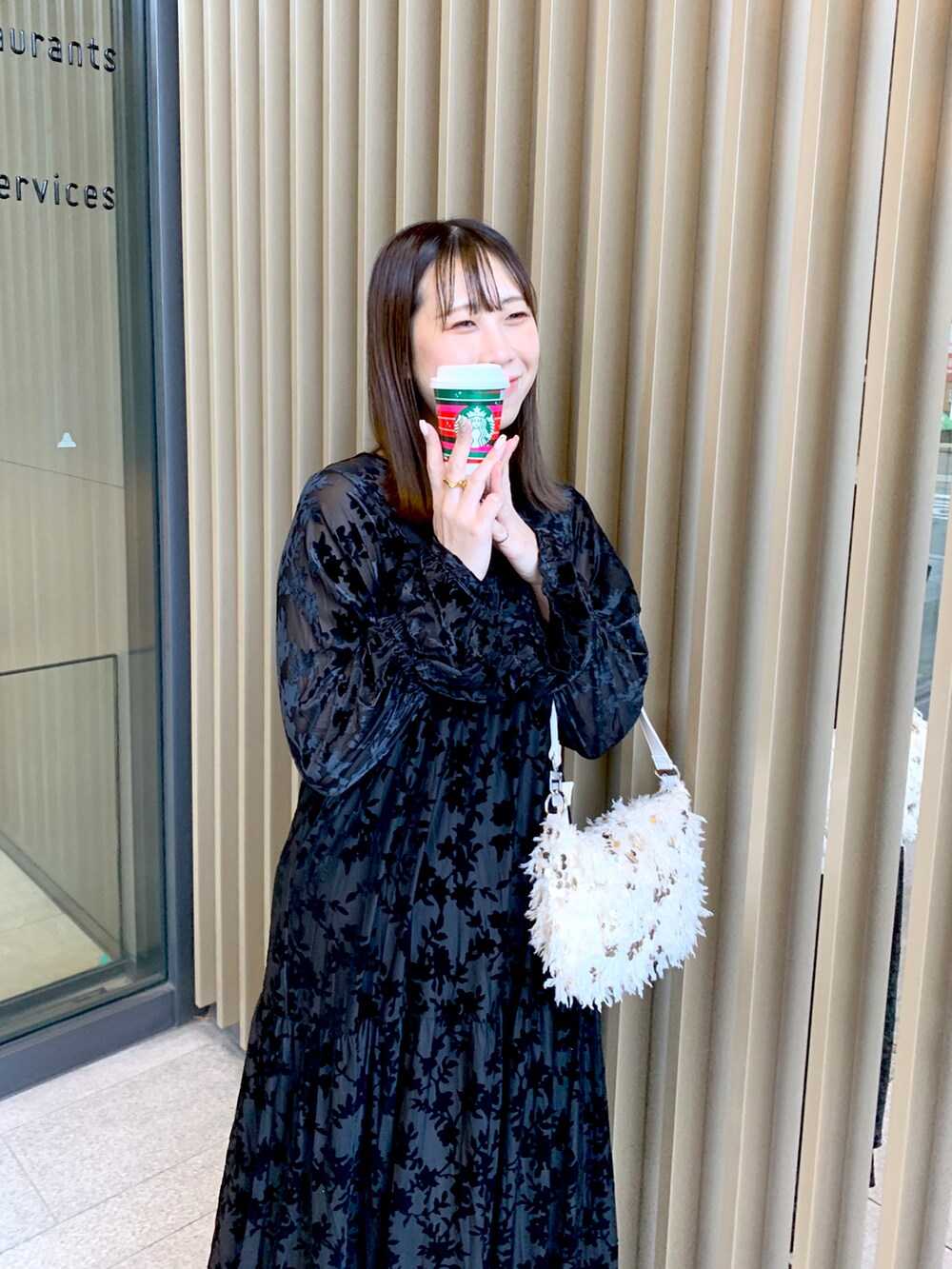 ブラック系のドレスを着用したレディースの冬コーディネートの2枚目の写真