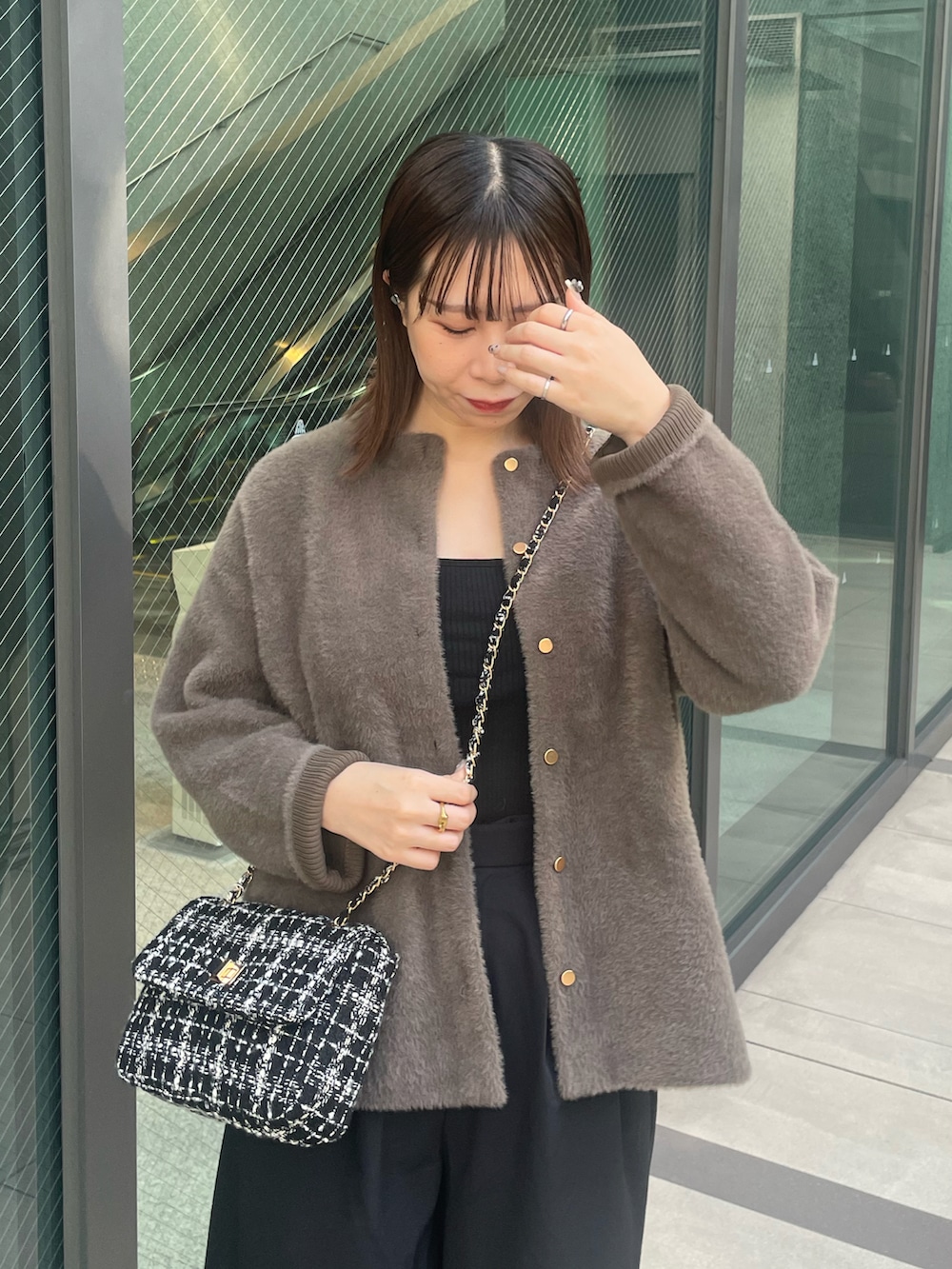 グレー系のカーディガン/ボレロ、ブラック系のその他パンツを着用したレディースの秋コーディネートの4枚目の写真