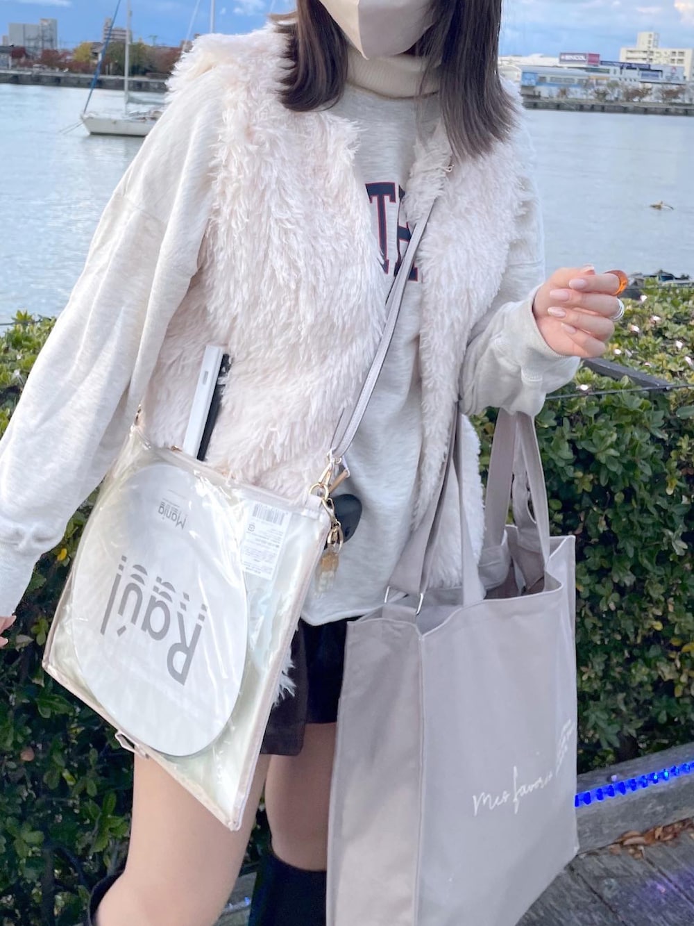 ブラウン系のブーツ、グレー系のトートバッグ、ホワイト系のブルゾンを着用したレディースの秋コーディネートの2枚目の写真