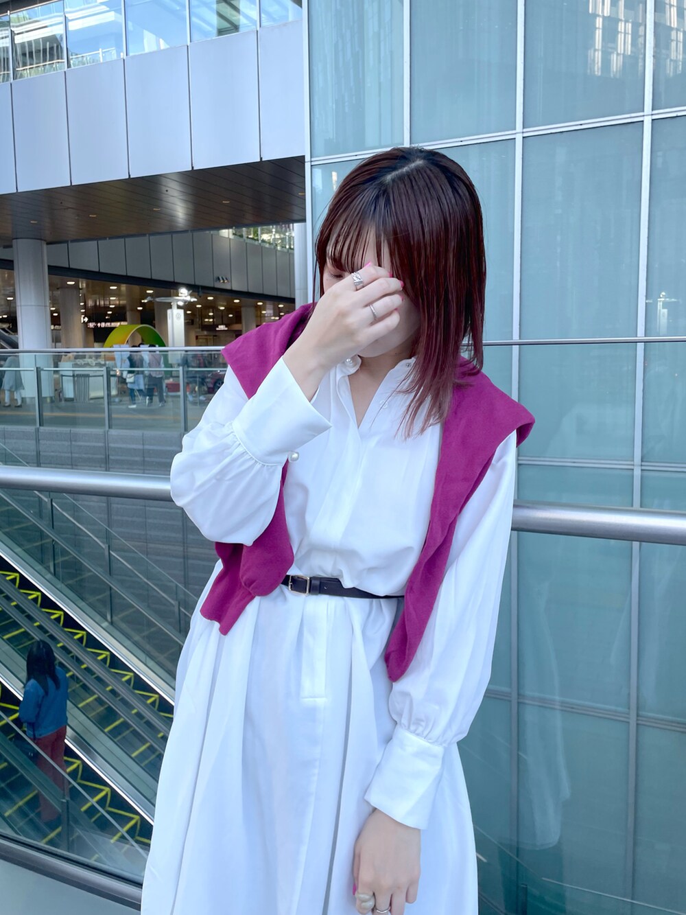 ホワイト系のワンピース、ブラック系のローファーを着用したレディースの春コーディネートの3枚目の写真