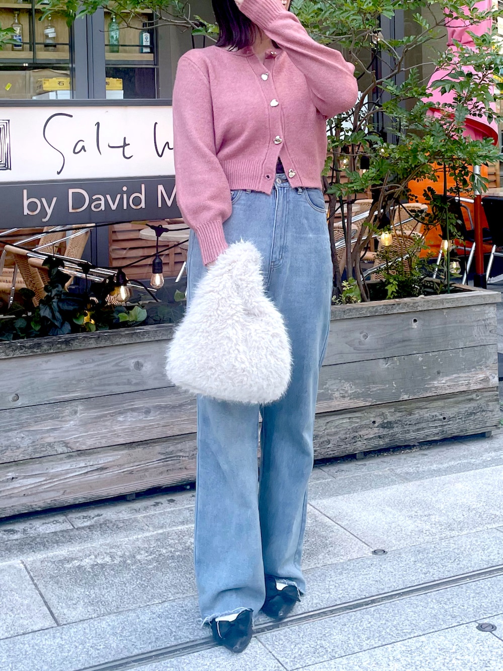 ピンク系のカーディガン/ボレロ、ブルー系のデニムパンツを着用したレディースの秋コーディネートの2枚目の写真