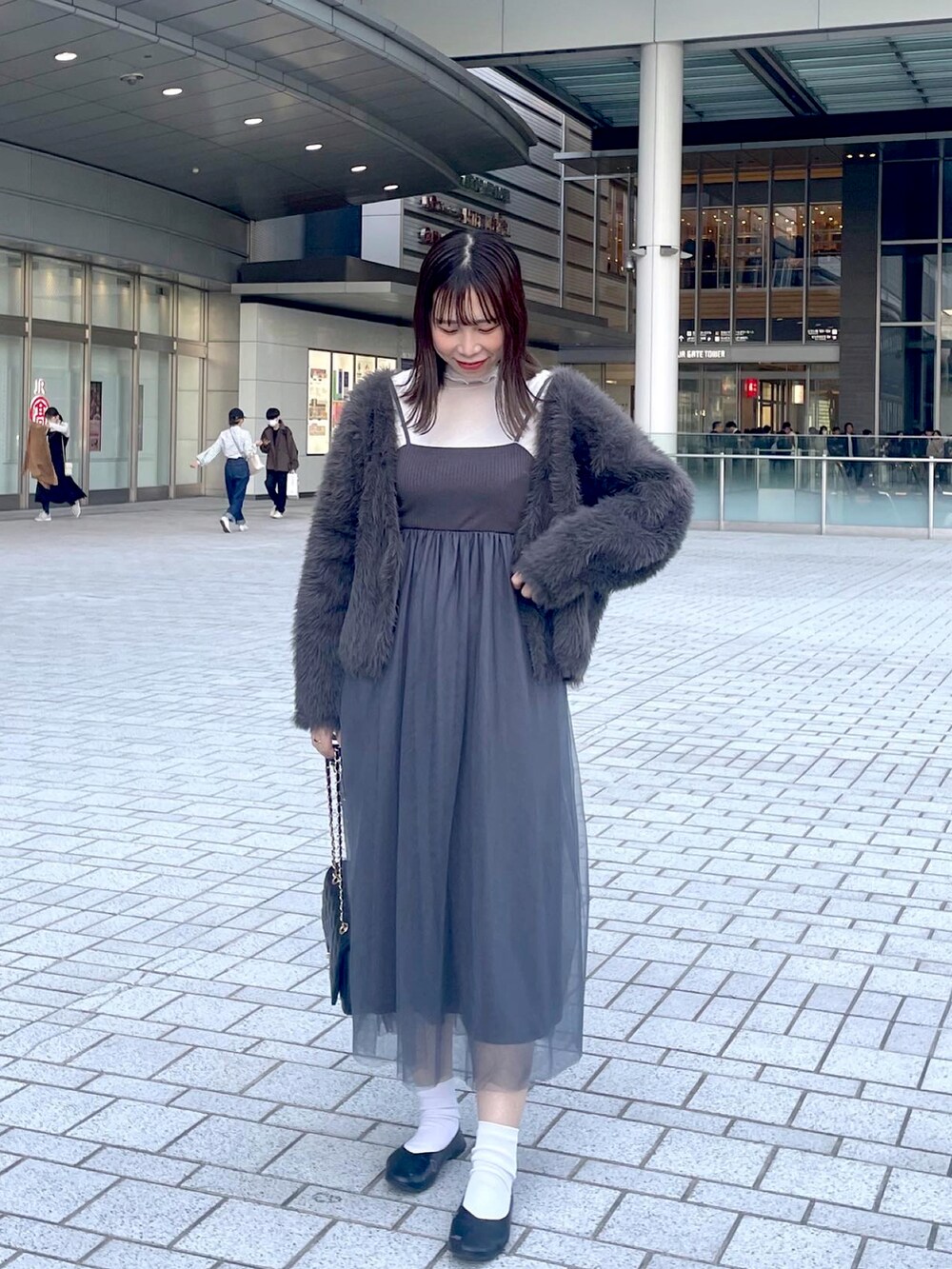 グレー系のカーディガン/ボレロ、ブラック系のショルダーバッグを着用したレディースの秋コーディネートの2枚目の写真