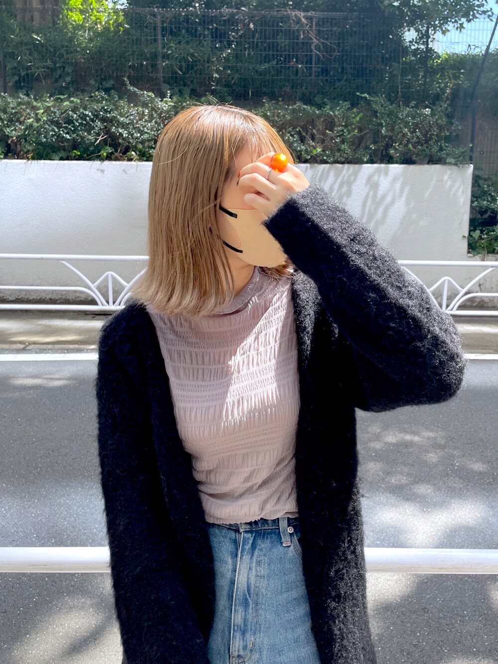 グレー系のTシャツ/カットソー、グリーン系のショルダーバッグ、ブラック系のカーディガン/ボレロを着用したレディースの秋コーディネートの2枚目の写真