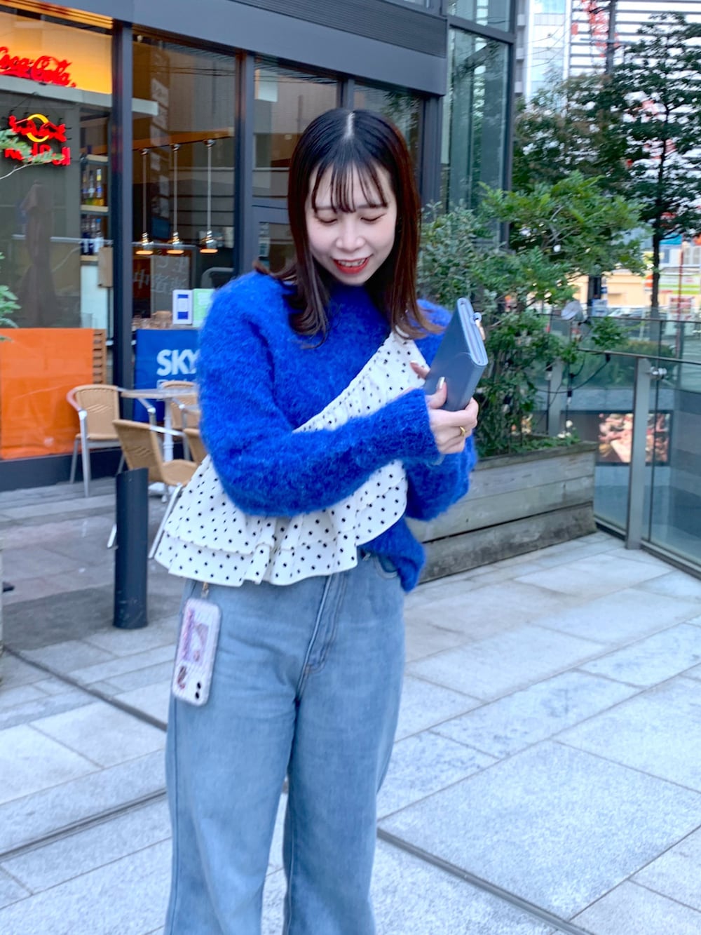 ブルー系のデニムパンツ、その他のシャツ/ブラウス、ブラック系のスニーカーを着用したレディースの冬コーディネートの3枚目の写真