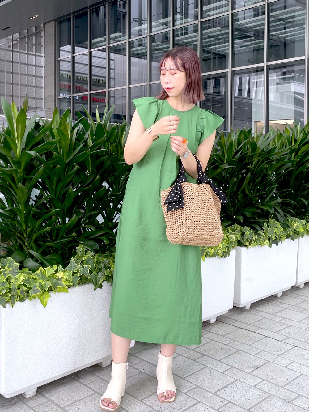 ホワイト系のその他シューズ、グリーン系のワンピース、ブラック系のショルダーバッグを着用したレディースの夏コーディネートの2枚目の写真