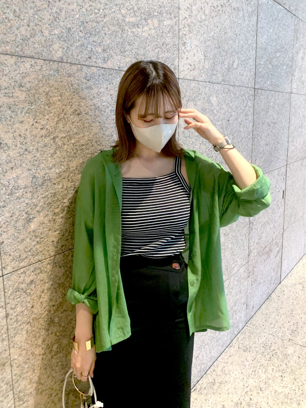 グリーン系のシャツ/ブラウス、ブラック系のキャミソール、ホワイト系のショルダーバッグを着用したレディースの夏コーディネートの3枚目の写真