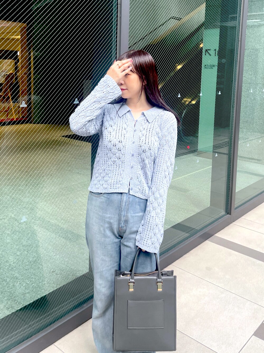 ブルー系のカーディガン/ボレロ、ブルー系のデニムパンツを着用したレディースの秋コーディネートの2枚目の写真