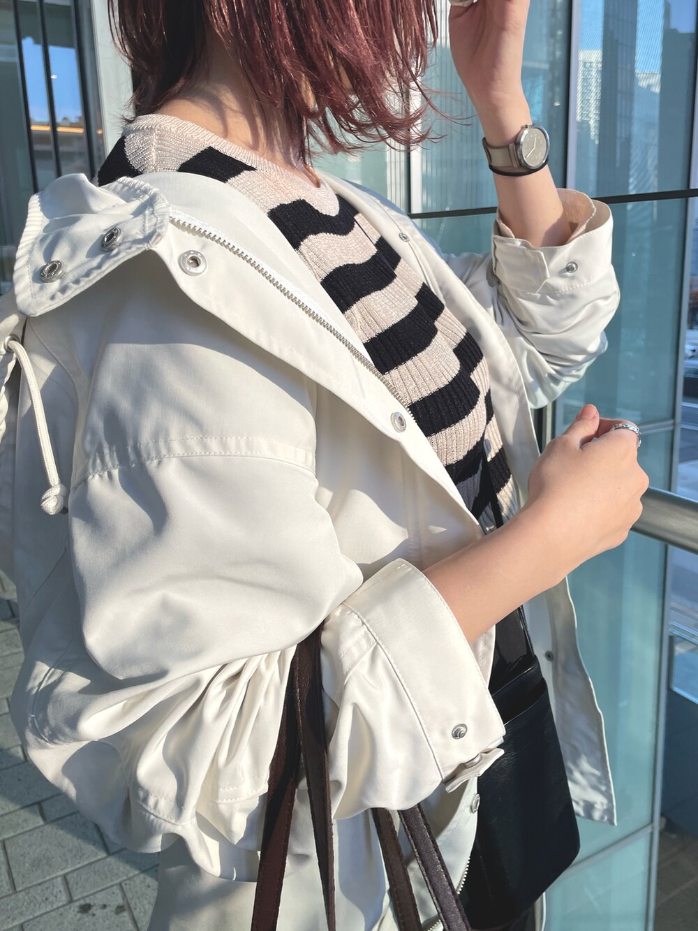 ホワイト系のミリタリージャケットを着用したレディースの冬コーディネートの3枚目の写真