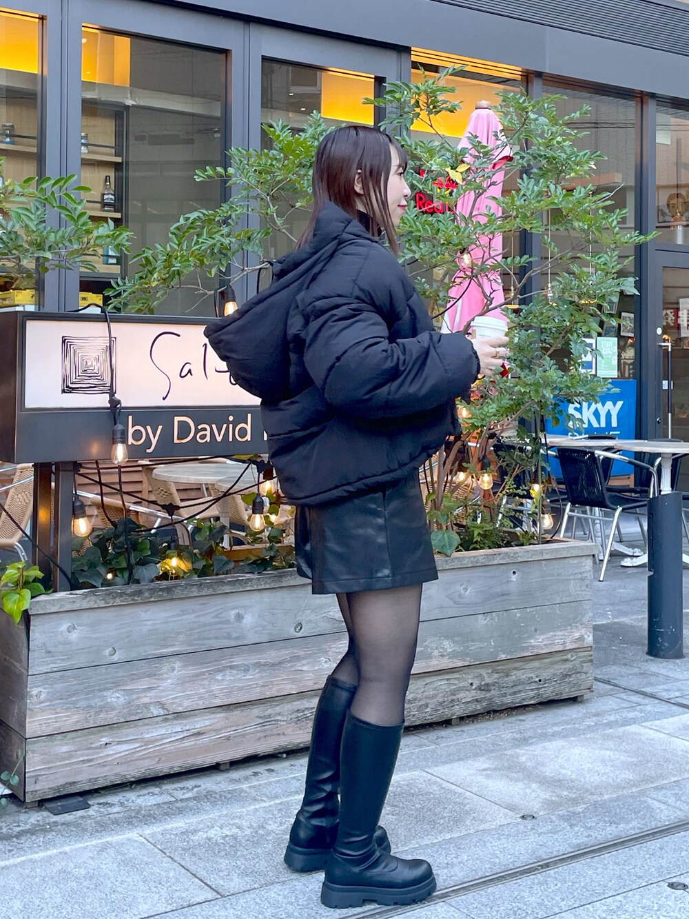 ブラック系のダウンジャケット/コートを着用したレディースの秋コーディネートの3枚目の写真