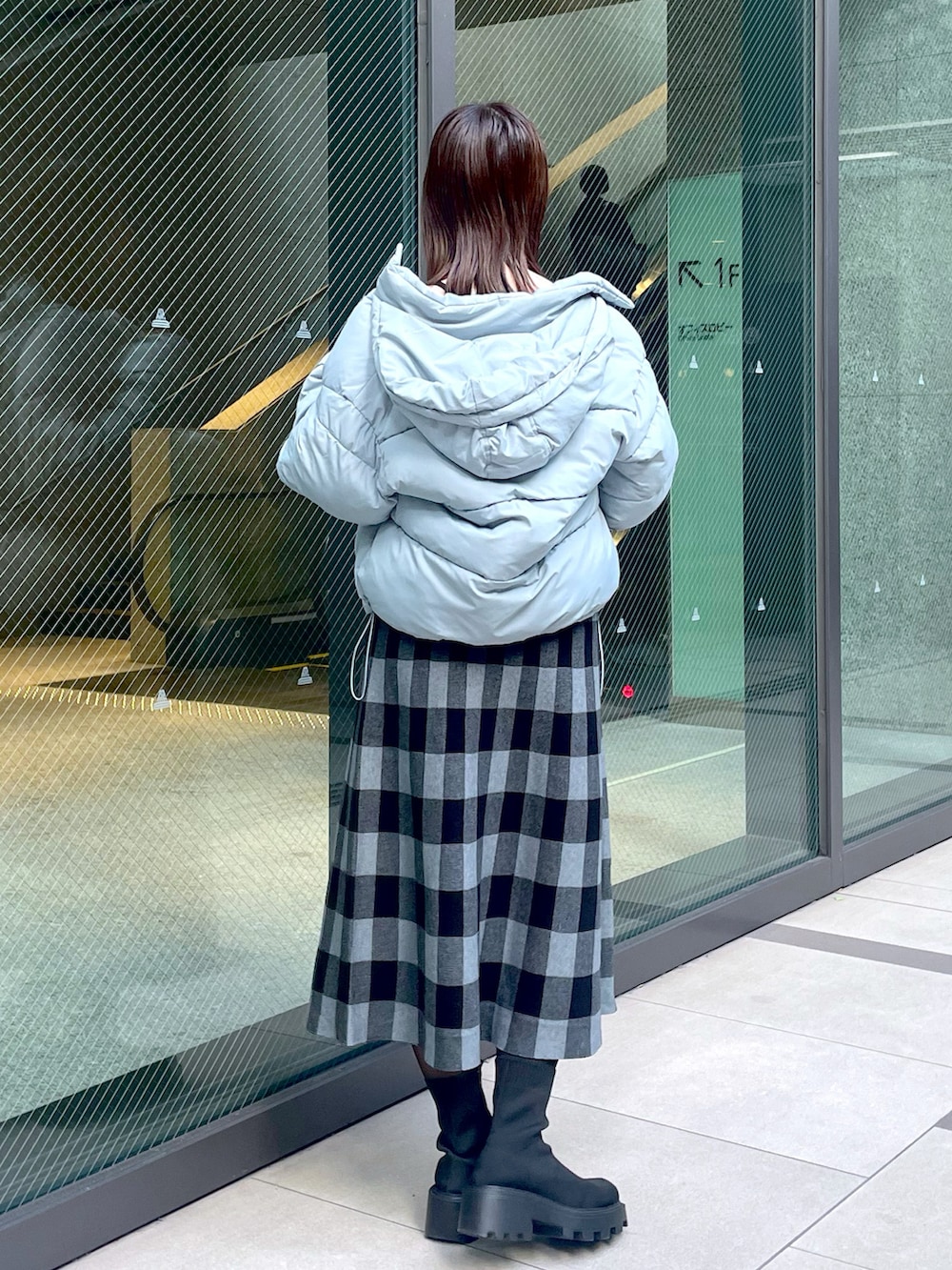 グリーン系のダウンジャケット/コート、ホワイト系のショルダーバッグを着用したレディースの秋コーディネートの2枚目の写真