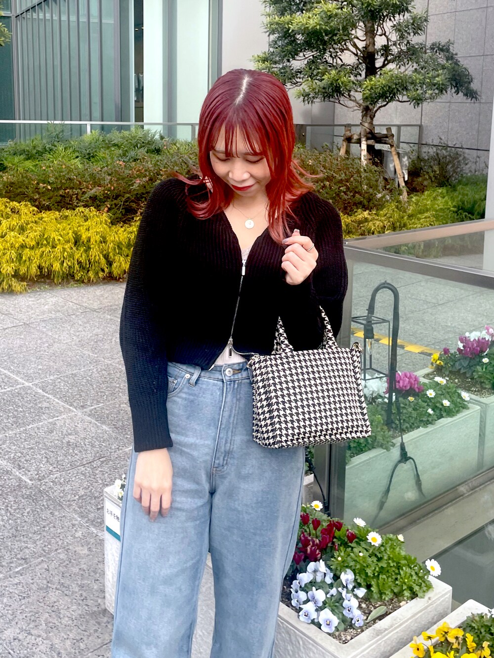 ブラック系のカーディガン/ボレロを着用したレディースの冬コーディネートの3枚目の写真