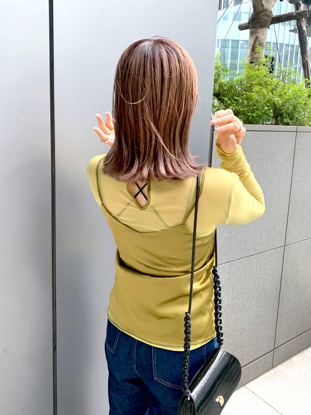 ブルー系のデニムパンツ、シルバー系のその他シューズ、グリーン系のアンサンブルを着用したレディースの夏コーディネートの3枚目の写真