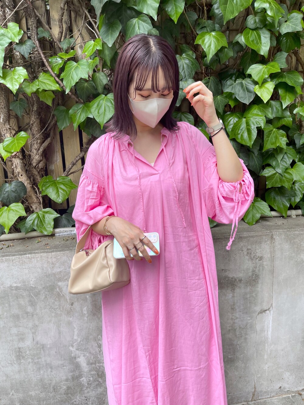 ホワイト系のその他シューズ、ベージュ系のショルダーバッグ、ピンク系のワンピースを着用したレディースの夏コーディネートの3枚目の写真