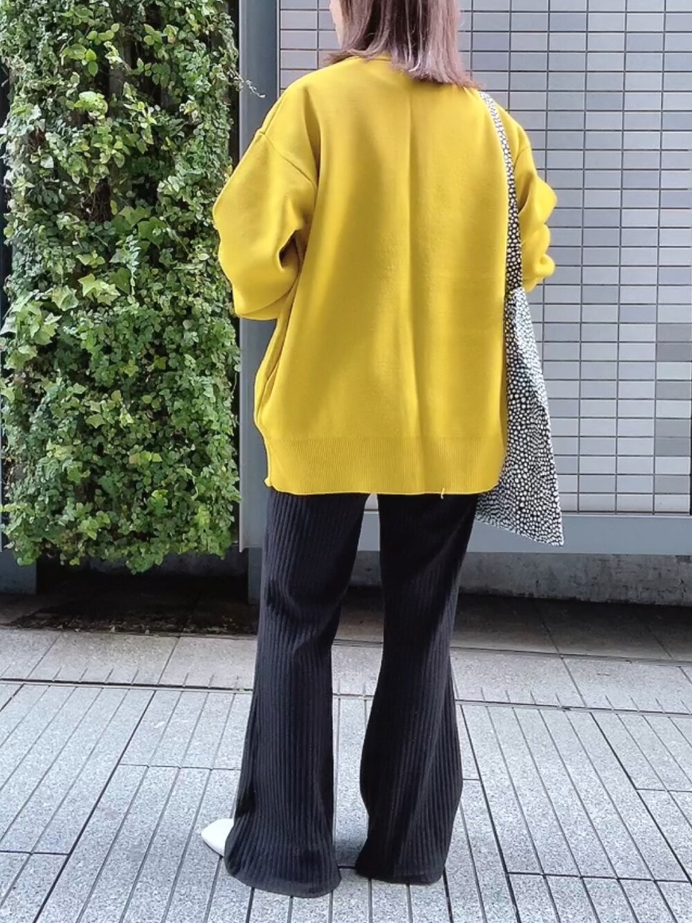 「カーディガン、ビッグシルエット、大人カジュアル、プチプラ、GU、イエロー、フラットシューズ、フォトT、トートバッグ、hay、秋、秋コーデ、休日スタイル、レイヤードスタイル」｜「GUのアイテム（カーディガン/ボレロ、イエロー系）」を使った、maiさん（レディース・153cm）の秋コーディネートの4枚目の写真
