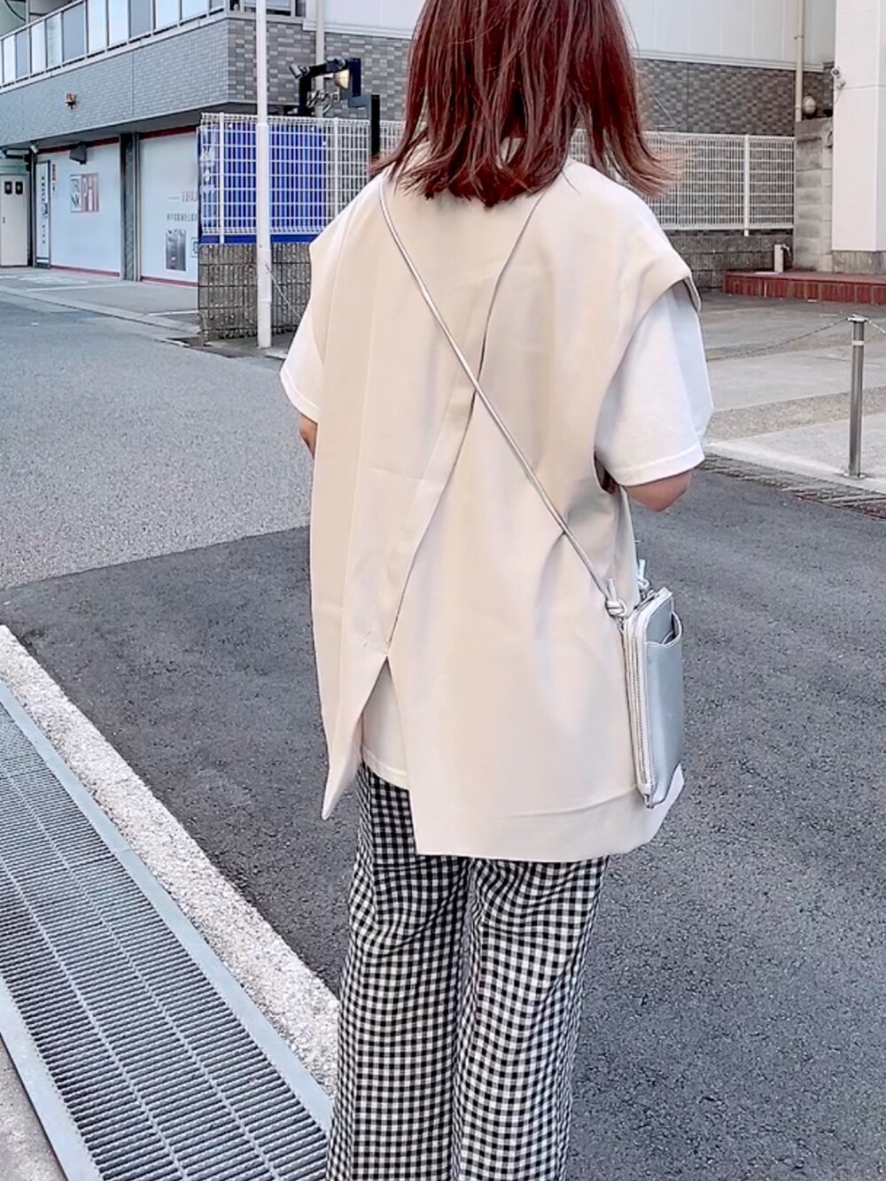 「スクエアトゥ、夏コーデ、ワントーンコーデ、プチプラ、ジレ、ベスト、チェックパンツ、ギンガムチェック、大人カジュアル、モノトーン」｜「ECRIREの【TOMOコラボ】ノーカラージレベスト（ベスト、グレー系）」を使った、maiさん（レディース・153cm）の夏コーディネートの3枚目の写真