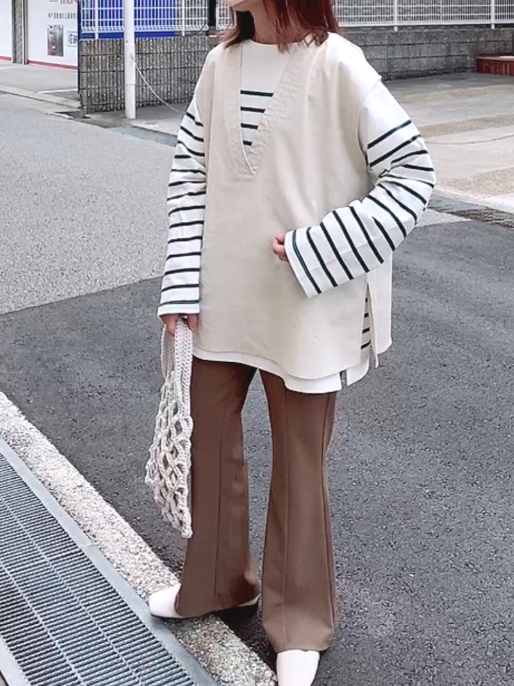 「レイヤードスタイル、カラー×コーデ、韓国ファッション、カラーパンツ、ベスト、ボーダー、リネン、大人カジュアル、メッシュ、GU」｜「archivesのパネルボーダーロンＴｅｅ（Tシャツ/カットソー、ホワイト系）」を使った、maiさん（レディース・153cm）の春コーディネートの2枚目の写真