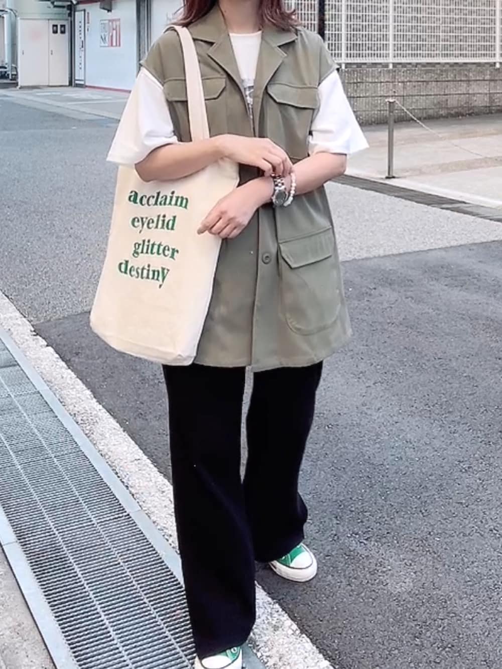 グリーン系のその他アウター、ホワイト系のTシャツ/カットソー、ホワイト系のトートバッグを着用したレディースの夏コーディネートの2枚目の写真