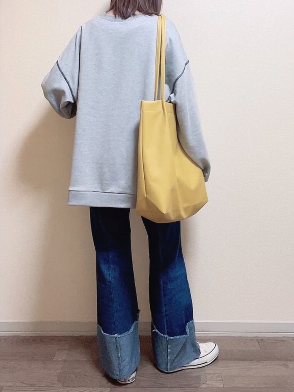 「春のおしゃ見えテクニック、ロゴスウェット、春コーデ、春、プチプラ、トートバッグ、イエロー、春服みてみて、デニム、ロールアップデニム、コンバース、スニーカー、カジュアル、ゆるコーデ、休日スタイル」｜「VENCEEXCHANGEのｳﾗｹｶﾚｯｼﾞﾛｺﾞPO／ﾐﾆ裏毛／ﾌﾟﾙｵｰﾊﾞｰ／配色ｽﾃｯﾁ／ﾌﾛﾝﾄﾛｺﾞPO（スウェット、グレー系）」を使った、maiさん（レディース・153cm）の春コーディネートの5枚目の写真