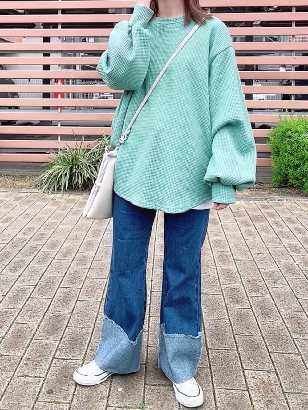 「春のNewスタイル、デニム、スニーカー、コンバース、大人カジュアル、春色、春、春コーデ、ショルダーバッグ、休日スタイル、グリーン、ロールアップデニム、春服、ワッフル、プチプラ」｜「recaのボリュームスリーブワッフルプルオーバー（スウェット、グリーン系）」を使った、maiさん（レディース・153cm）の春コーディネートの2枚目の写真