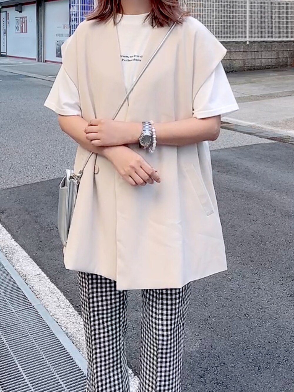 「スクエアトゥ、夏コーデ、ワントーンコーデ、プチプラ、ジレ、ベスト、チェックパンツ、ギンガムチェック、大人カジュアル、モノトーン」｜「ECRIREの【TOMOコラボ】ノーカラージレベスト（ベスト、グレー系）」を使った、maiさん（レディース・153cm）の夏コーディネートの2枚目の写真