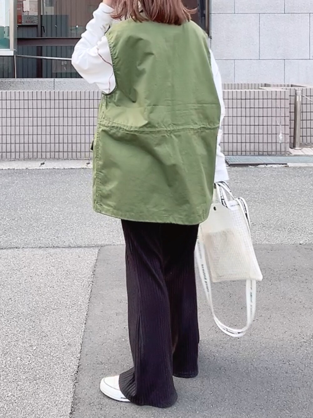 「コンバース、スニーカー、レイヤードスタイル、シンプルコーデ、ベスト、ミリタリーベスト、カーキ、ロゴT、ロンT、クリアバッグ、ショルダーバッグ、プチプラ、春、カジュアル、低身長」｜「WEGOのWEGO/スタンドネックミリタリーベスト（ベスト、グリーン系）」を使った、maiさん（レディース・153cm）の春コーディネートの3枚目の写真