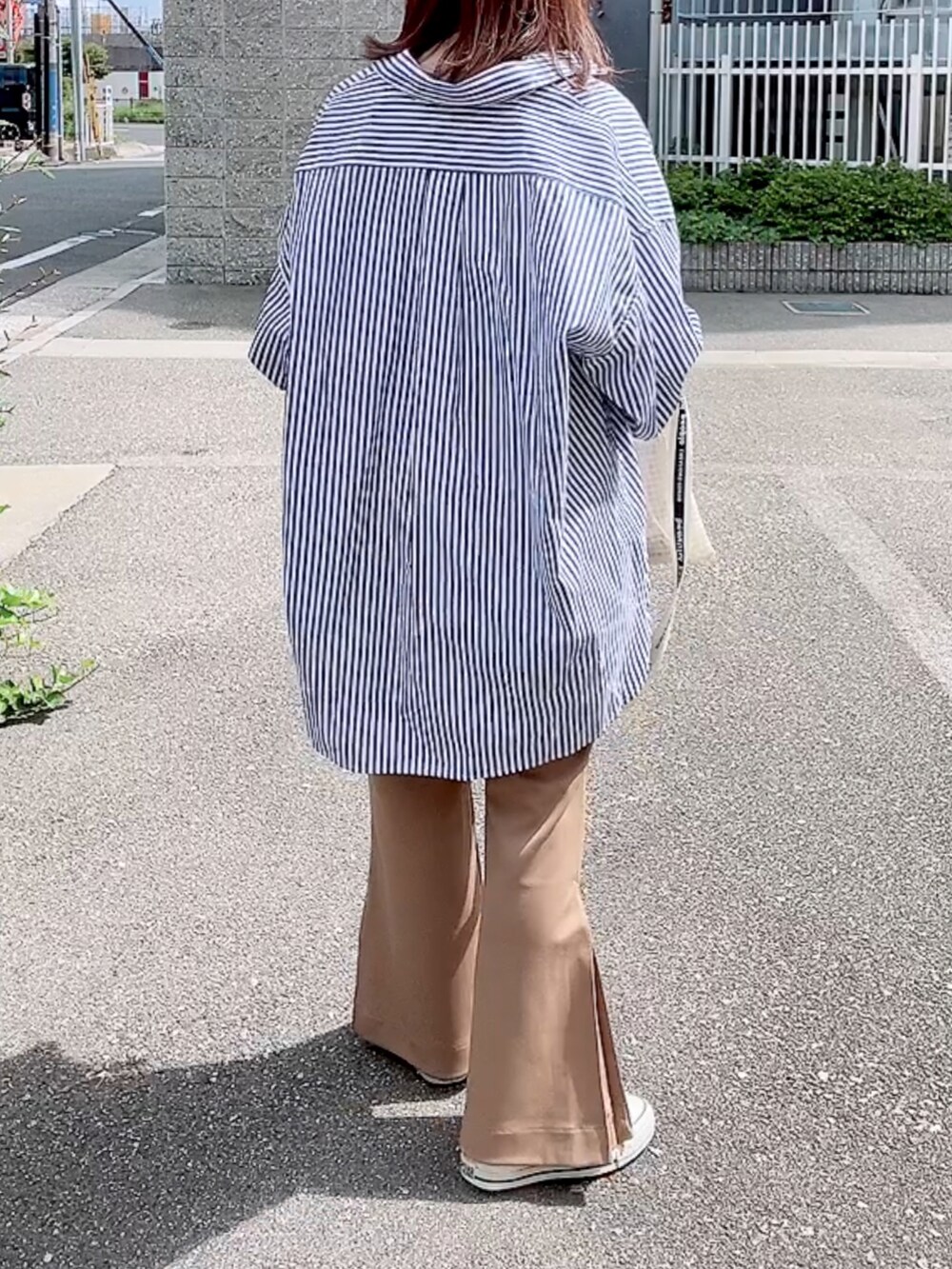 ホワイト系のシャツ/ブラウス、ホワイト系のショルダーバッグ、ベージュ系のその他パンツを着用したレディースの秋コーディネートの2枚目の写真