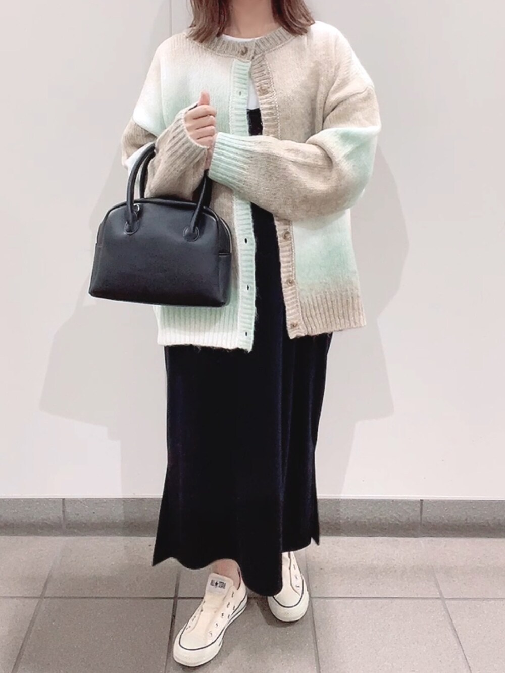 「カーディガン、韓国ファッション、プチプラ、スニーカー、ハンドバッグ、コンバース、大人カジュアル、キャミワンピ、グリーン、tiptop」｜「tiptopの前後2wayニットカーディガン（カーディガン/ボレロ、グリーン系）」を使った、maiさん（レディース・153cm）の秋コーディネートの3枚目の写真